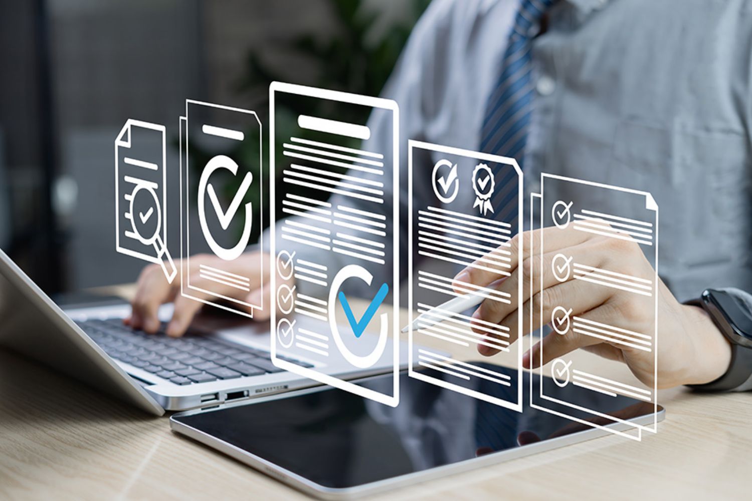 Foto: Notebook mit Dokumentensymbolen